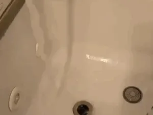 Bathtub deep cleaning with running water flushing jets