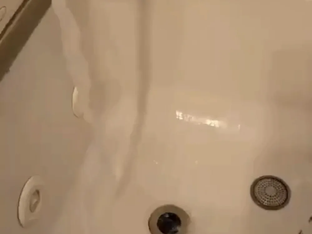 Bathtub deep cleaning with running water flushing jets